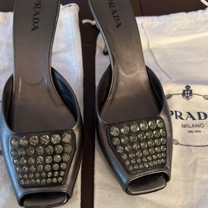 Pumps metallic dark silver with shimmering broch detail Prada good condition